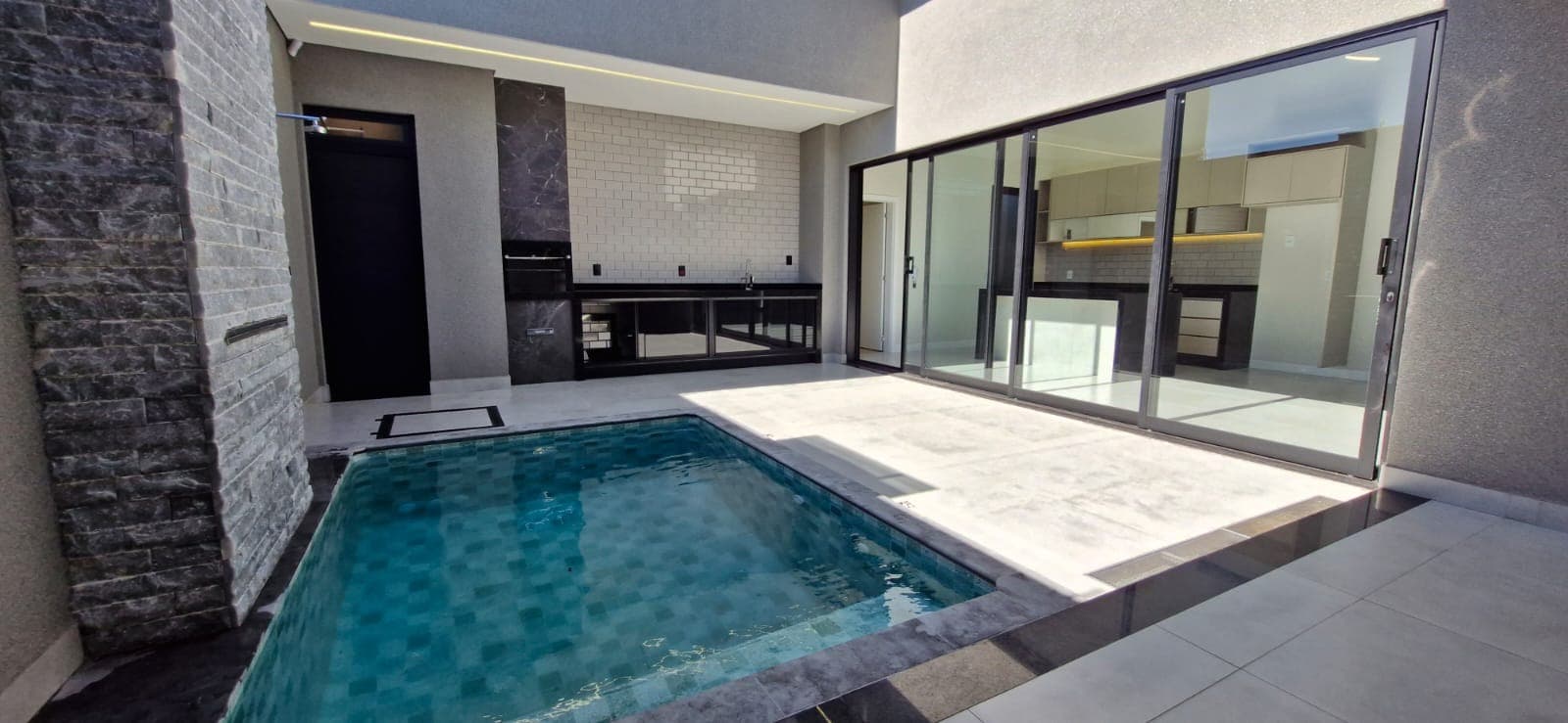 Imperdível oportunidade: Casa à venda no Jardim Natal, 3 quartos, 1 suíte, 2 salas, 3 banheiros, 3 vagas de garagem!